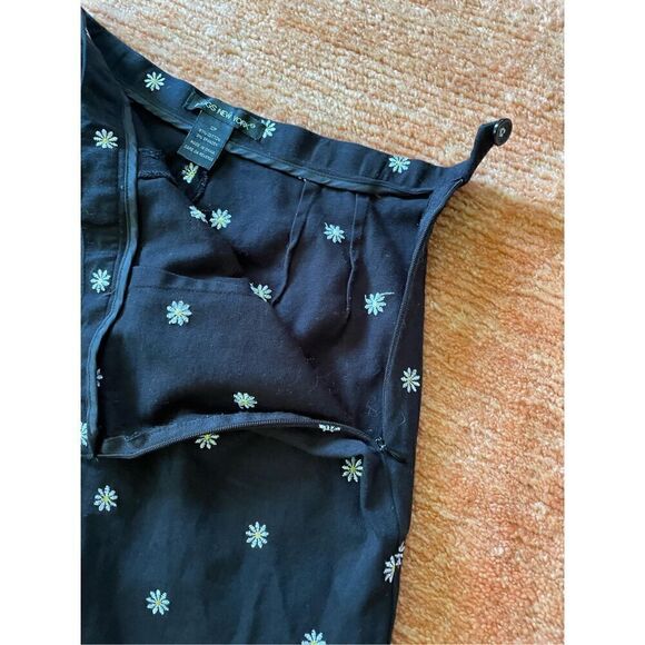 BRIGGS NEW YORK Wm's Capri Pants Black W/Embroidered Daisy Design Size 10P - Picture 2 of 7